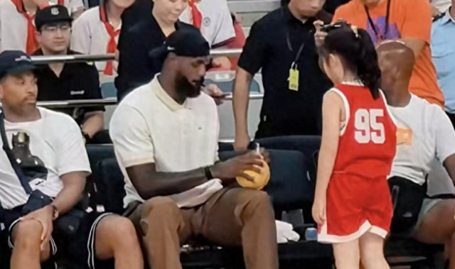 华体会体育注册-中国小女孩获詹姆斯首签赚翻，当事人父亲发声回应，估价10到20万