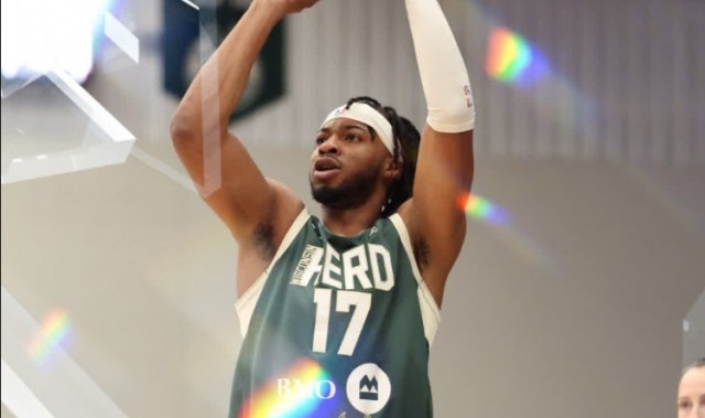 官方网站-马刺与后卫乌姆德达成训练营合约 其上季效力雄鹿双向阵容